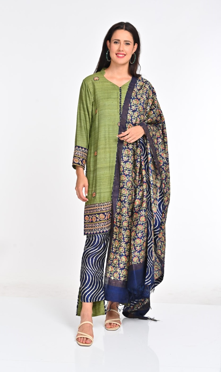 Elegant Raw Silk Kurta Set with Embroidered Detailing and Dupatta