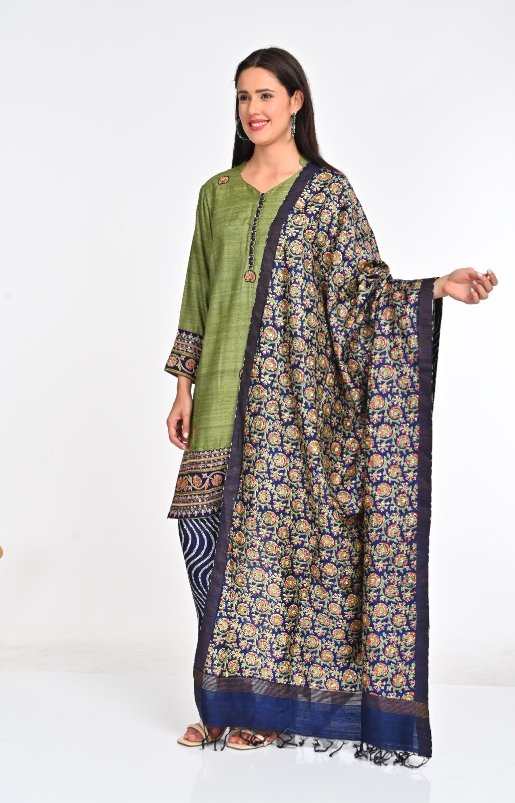 Elegant Raw Silk Kurta Set with Embroidered Detailing and Dupatta - Image 2