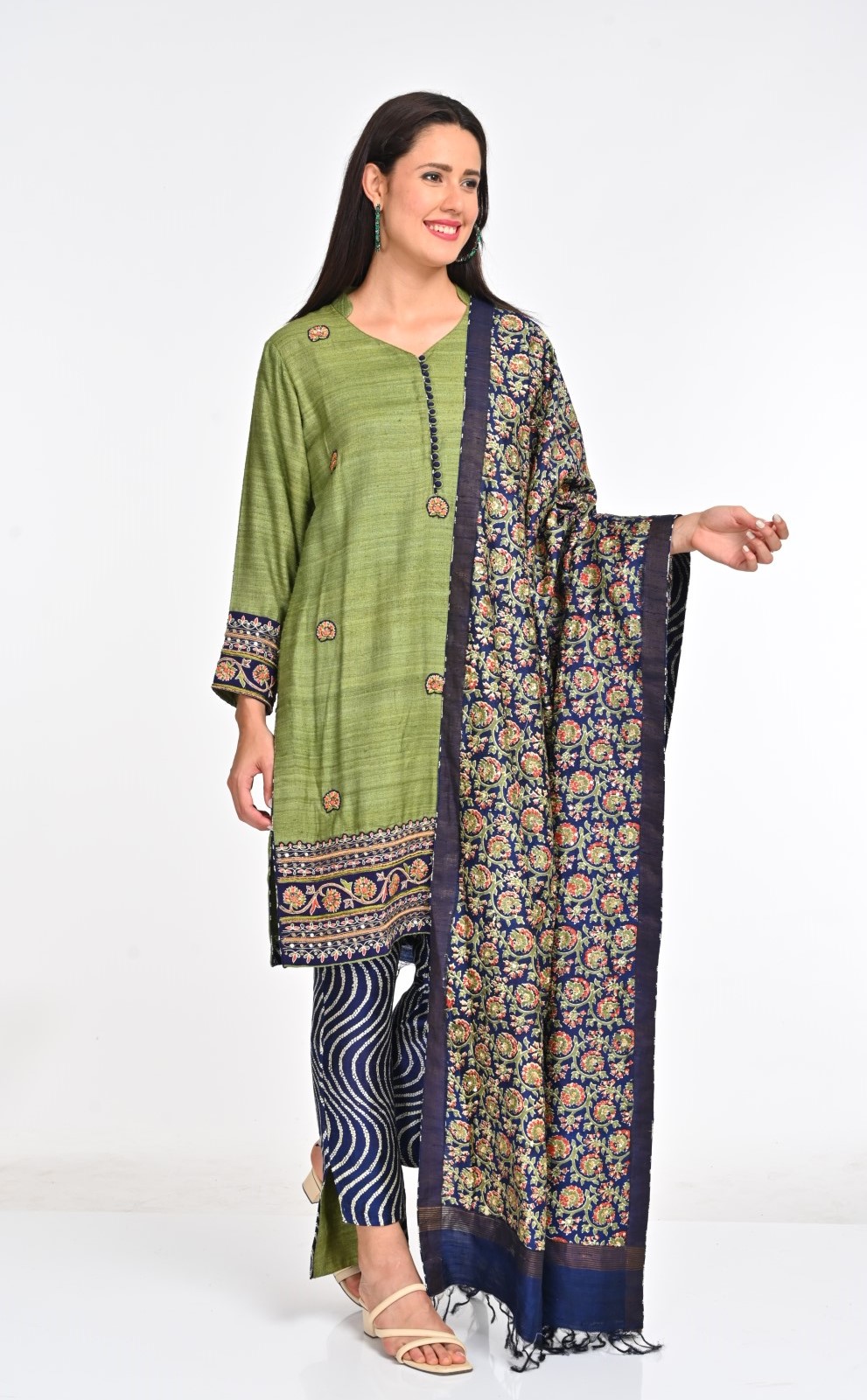 Elegant Raw Silk Kurta Set with Embroidered Detailing and Dupatta - Image 3