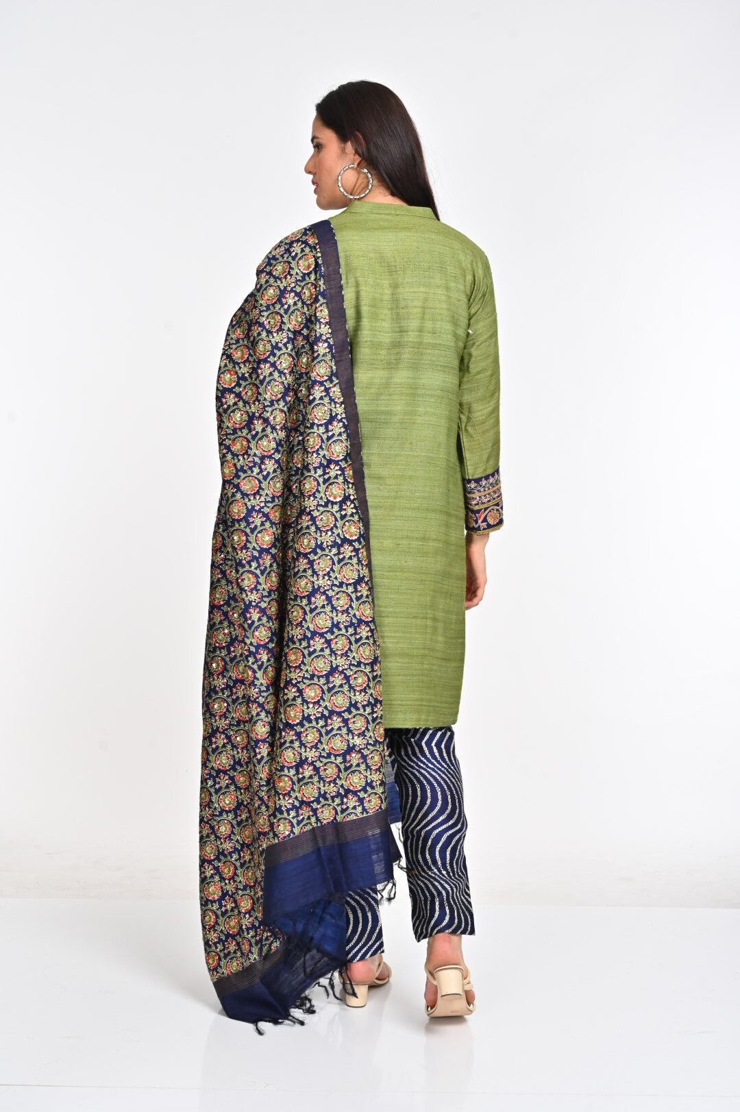 Elegant Raw Silk Kurta Set with Embroidered Detailing and Dupatta - Image 5